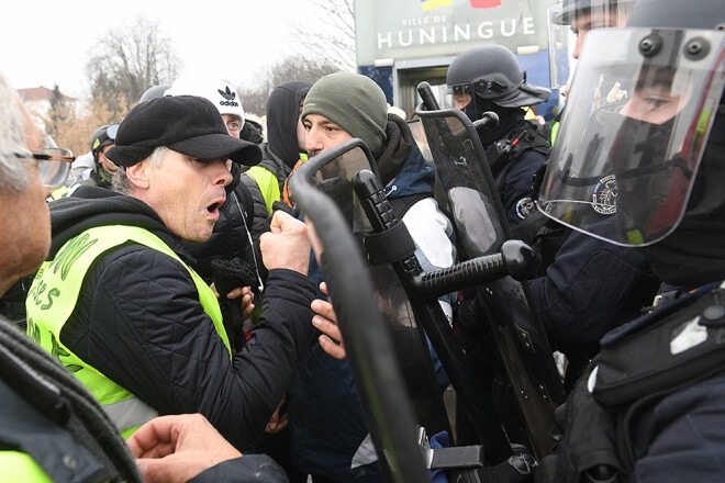 Tūkstošiem dzeltenās vestēs tērpušos protestētāju atkal atgriezušies Francijas pilsētu ielās.