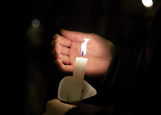 Kuldīgas novadā divu automašīnu sadursmē gājis bojā viens cilvēks, bet trīs cietuši.