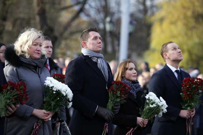 Saeimas deputāti Linda Liepiņa, Artuss Kaimiņš, Karina Sprūde un Aldis Gobzems piedalās svinīgajā ziedu nolikšanas ceremonijā pie Brīvības pieminekļa par godu Latvijas proklamēšanas 100.gadadienai.