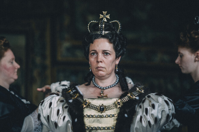 Angļu aktrise Olīvija Kolmena karalienes Annas lomā filmā "The Favourite".