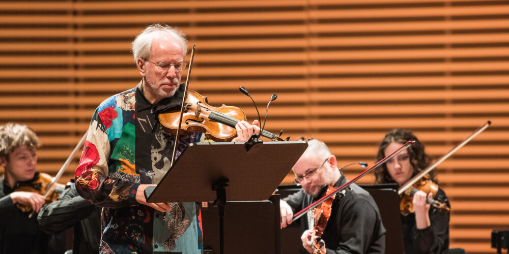 Atskaņojot Mečislava Veinberga, Astora Pjacollas un Artura Maskata mūziku, Krēmers kopā ar paša izloloto orķestri "Kremerata Baltica" un vācu cirka "Circus Roncalli" klaunu Robertu Viki janvārī apceļo Vāciju, Šveici, Latviju un Lietuvu.