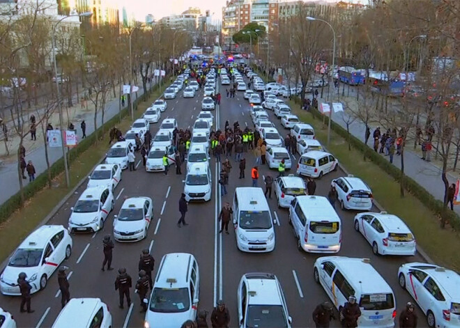 Policisti Madridē sāk cīņu ar protestējošiem taksometru šoferiem, kuri bloķē ceļus