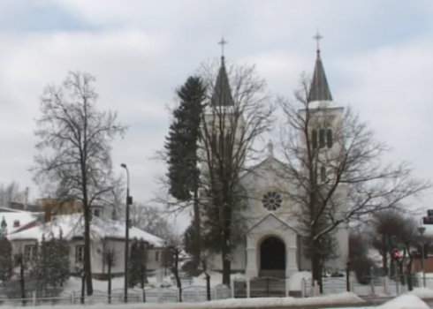 Priesteris Zeiļa turpina darbu baznīcā.