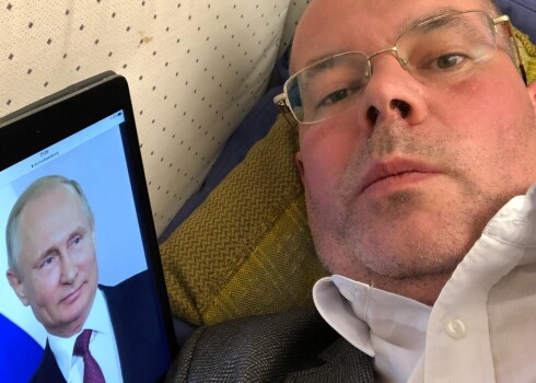 Andrejs Mamikins apspēlē Poikāna atklājumus un pozē ar foto, kā naktīs guļ kopā ar Putina bildi