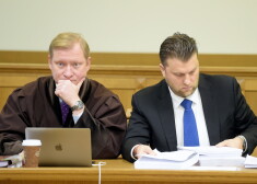 Advokāts Jānis Rozenbergs (no kreisās) un apsūdzētais bijušais maksātnespējas administrators Māris Sprūds.