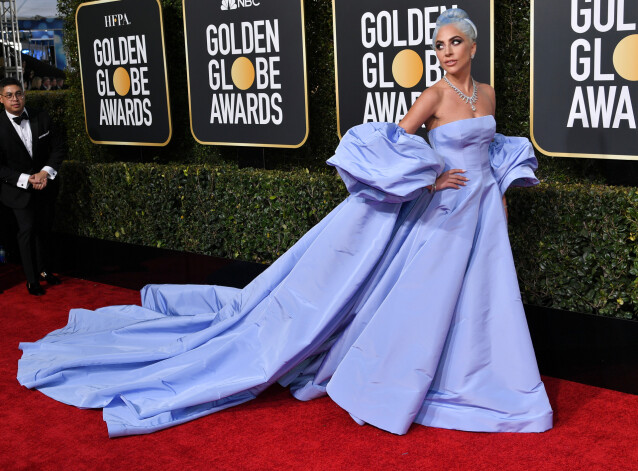 Dziedātāja Lady Gaga modes nama "Valentino" tērpā,.