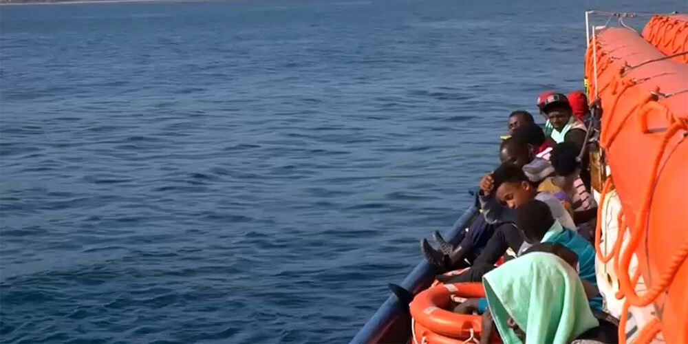 Migranti no vācu kuģa lūdz Itālijai atļauju izkāpt krastā, jo visi ir noguruši
