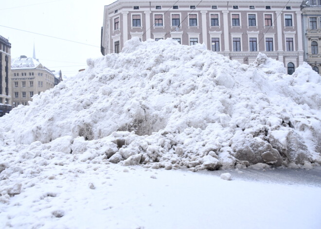 FOTO: Rīgas ielas grimst kupenās; vietām Latvijā intensīvi snigs visu nakti