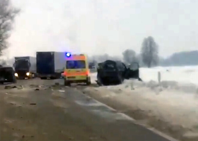 VIDEO: līdz ar pamatīgo snigšanu Latvijā notikusi virkne satiksmes negadījumu