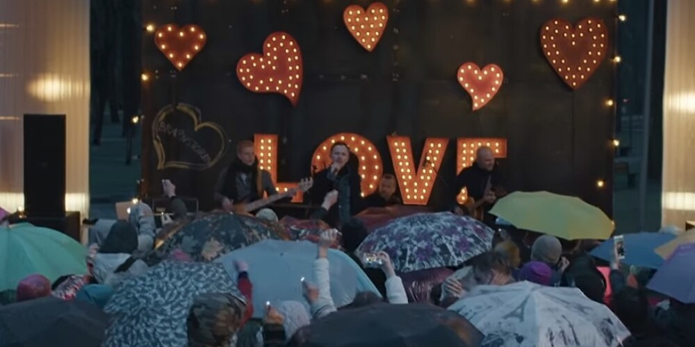"Prāta vētras" puiši uzdzied un nofilmējas romantiskā krievu komēdijā