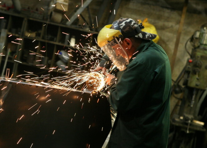 Украинцев вербуют на работу в Латвии: профессии и зарплаты удивляют