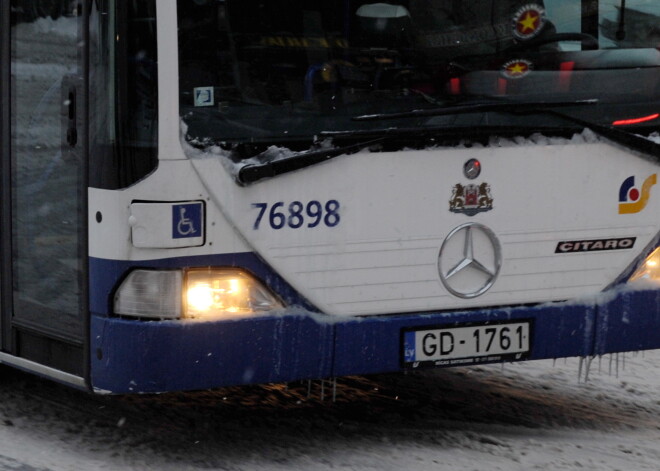 "Rīgas satiksmes" autobuss ietriecies pieturas nojumē