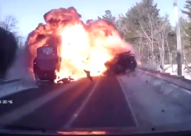 Aculiecinieka VIDEO: jaunietis brīnumaini izdzīvo pēc šausminošas frontālās sadursmes ar kravas auto