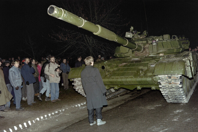 1991.gada 13,janvāris Lietuvā - vīrietis stāv Padomju Krievijas tanka priekšā.