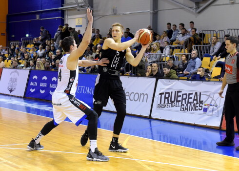 "VEF Rīga" spēlētājs Mareks Mejeris (melns, #5).