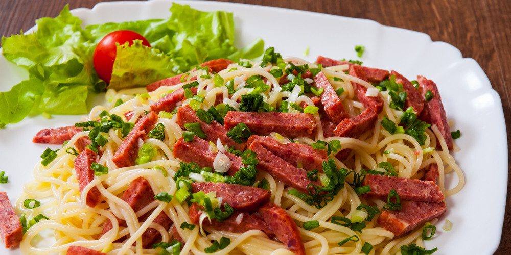 Makaroni ar salami un pikanto siera mērci