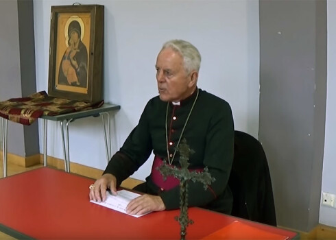 Katoļu bīskaps Ričards Viljamsons 2008.gadā intervijā Zviedrijas televīzijai bija noliedzis, ka nacistiskās Vācijas koncentrācijas nometnēs būtu bijušas gāzes kameras.