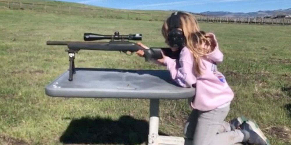 Sabiedrība neizpratnē - dziedātājas Pinkas vīrs māca 7 gadus vecajai meitai šaut