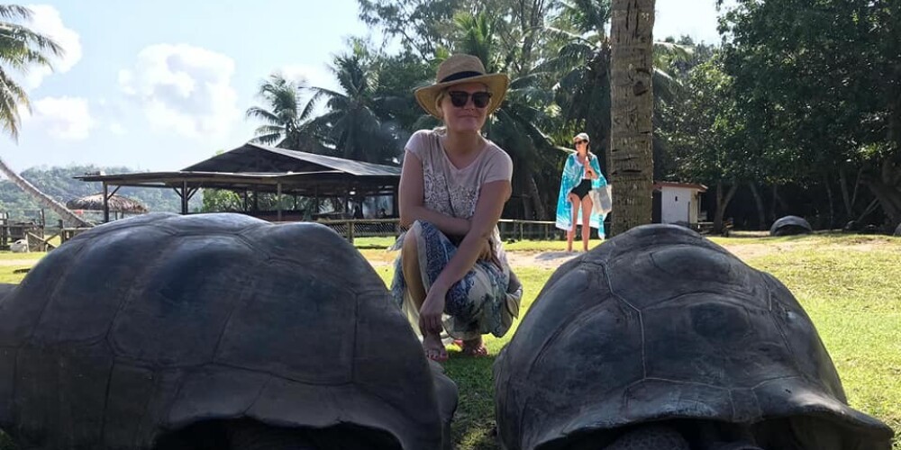 Annija Putniņa ar mīļoto Seišelu salās apciemo milzu bruņurupučus