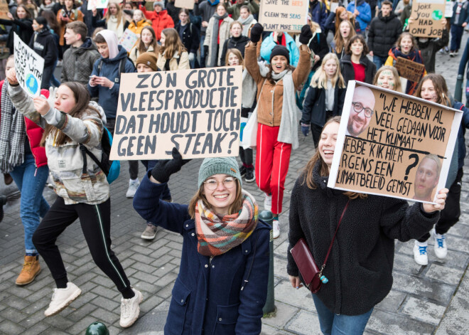 Tūkstošiem jauniešu Beļģijā protestos pieprasa aktīvāku rīcību cīņā ar klimata izmaiņām