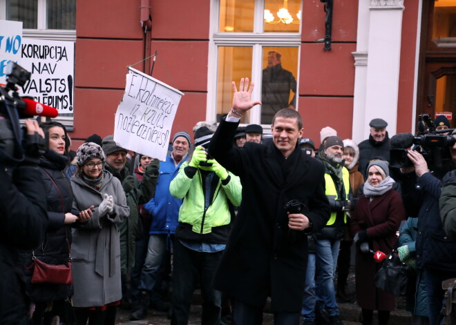 JKP mītiņā Juraša atbalstam, iespējams, uzpirkti demonstranti