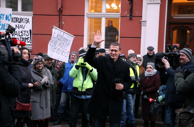 Izskanējusi informācija, ka Jaunā Konservatīvā partija uzpirkusi mītiņotājus ceturtdien pie Saeimas rīkotajā partijas - kā paši to nosauca - tautas sapulcē.