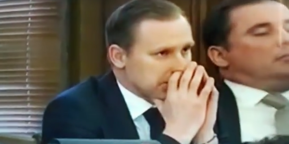 VIDEO: vai deputāts Gobzems pieķerts, mielojoties ar deguna saturu?