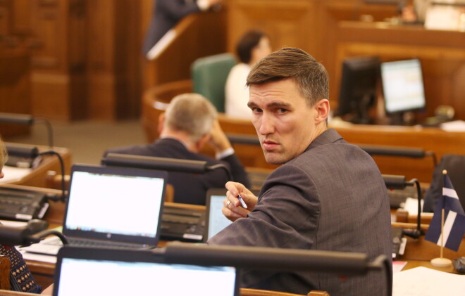 Juris Viļums nesteidz meklēt jaunu darbu, jo pēdējos septiņus gadus esot strādājis praktiski bez brīvdienām un tagad grib pabūt vairāk ar dēlu.