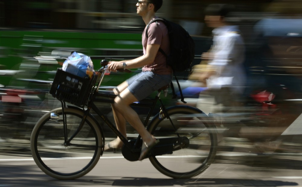 Nīderlande aizliegs izmantot mobilos telefonus, braucot ar velosipēdu