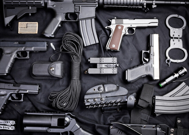 В Резекне обнаружили мастерскую по изготовлению незаконного оружия и наркотики