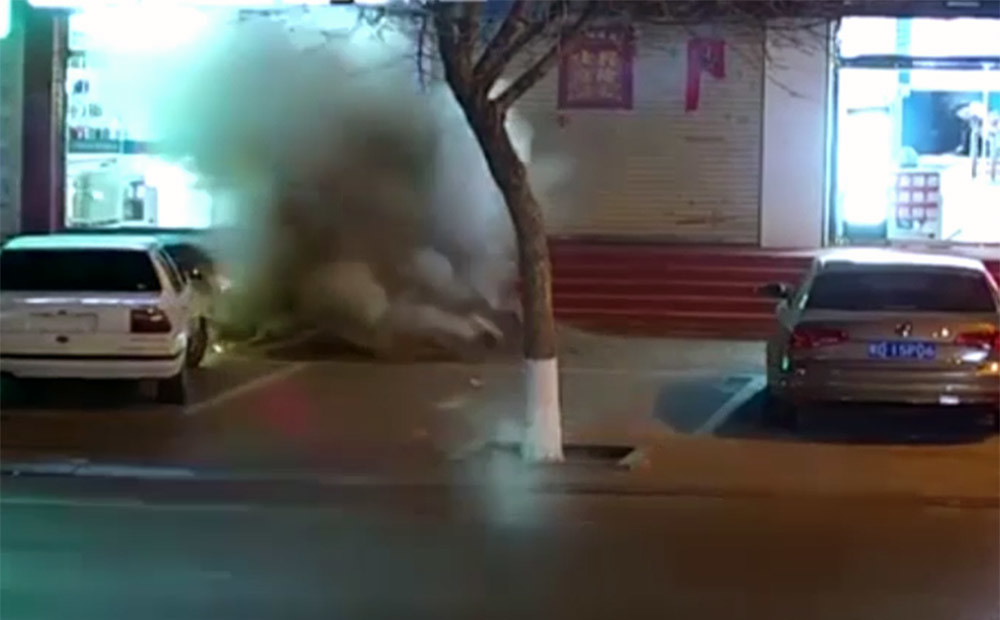VIDEO: zēns ar pirotehniku nejauši uzspridzina pusi ielas