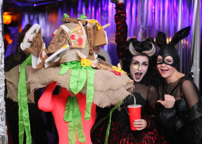 FOTOREPORTĀŽA: kad māksla satiekas ar līksmību! Mākslas akadēmijā 81. reizi aizvadīts karnevāls