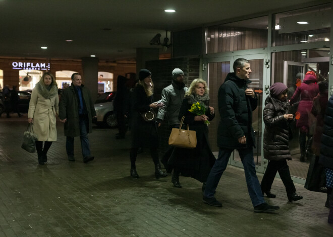 FOTOREPORTĀŽA: teātra mīļi dodas uz pasaulslaveno “Salemas raganu” pirmizrādi