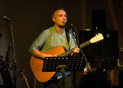 Viens no mūziķiem, kas piedalījās pasākumā, bija Atis Zviedris.