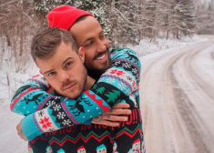 Kašers (attēlā otrajā plānā) pats pērn iznāca no skapja, publiski paziņojot, ka ir homoseksuāls. Tagad viņš organizē "sarunu vakarus" par šo tēmu, sociālajā tīklā "Instagram" uz tiem aicinot visus, kuri cieš.