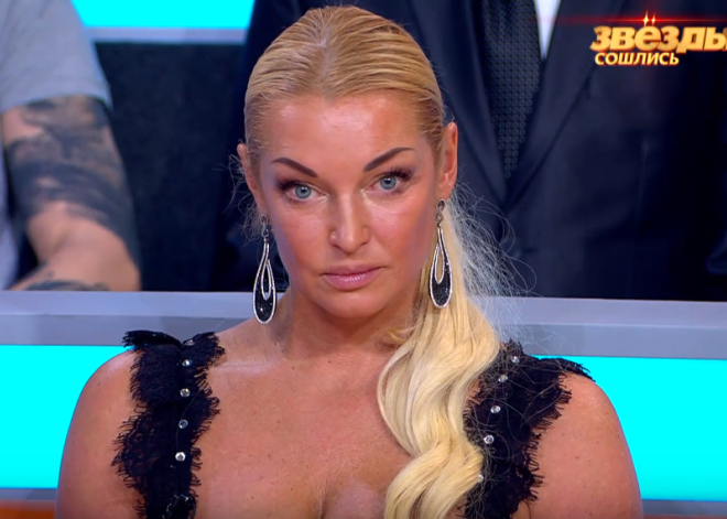 Видео: Анастасия Волочкова в дерзком мини показала больше, чем рассчитывала