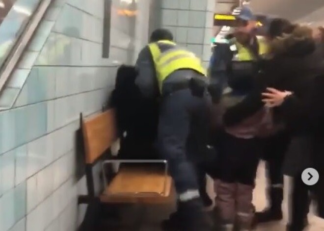 VIDEO: grūtnieci-bezbiļetnieci Stokholmā ar varu izvelk no metro; mazā meitiņa blakus histērijā raud