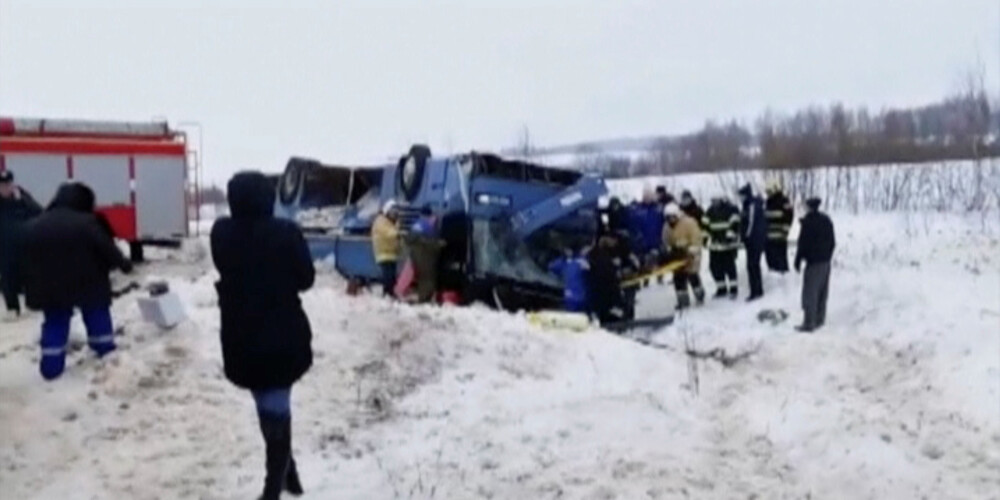 Krievijā smagā avārijā iekļuvis autobuss ar deju kolektīva bērniem un viņu vecākiem; bojā gājuši 7 cilvēki