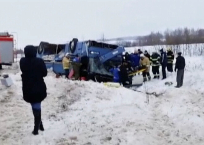 Krievijā smagā avārijā iekļuvis autobuss ar deju kolektīva bērniem un viņu vecākiem; bojā gājuši 7 cilvēki