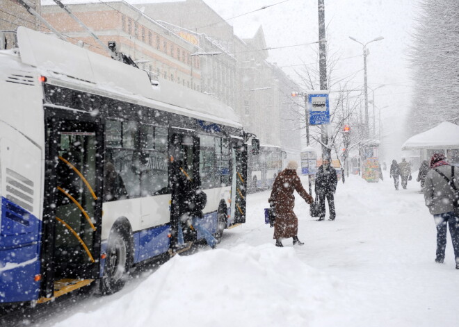 Atsevišķi sabiedriskā transporta reisi Rīgā kavējas 30 minūtes