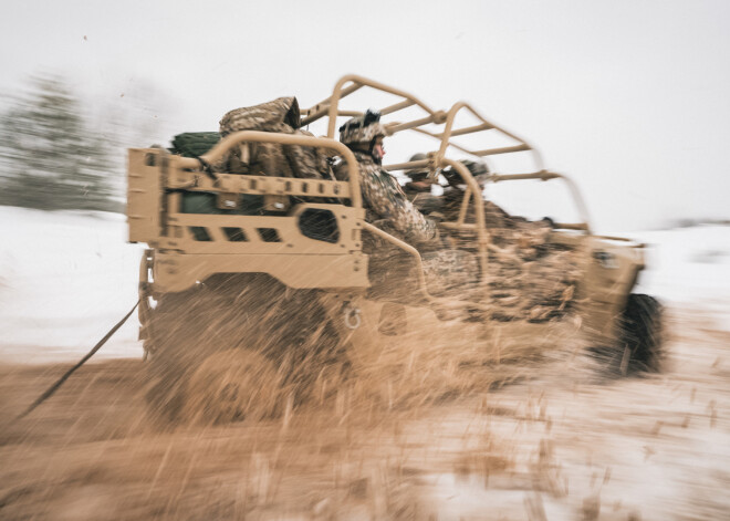 FOTO: Latvijas karavīri apgūst jaunos militāros taktiskos transportlīdzekļus