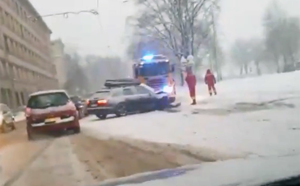 VIDEO: pēc pamatīgās snigšanas Rīgas reģionā pieaudzis avāriju skaits