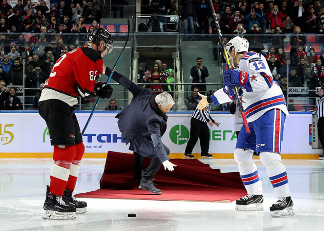 VIDEO: Mourinju pirmie soļi uz KHL ledus noslēdzas ar kritienu