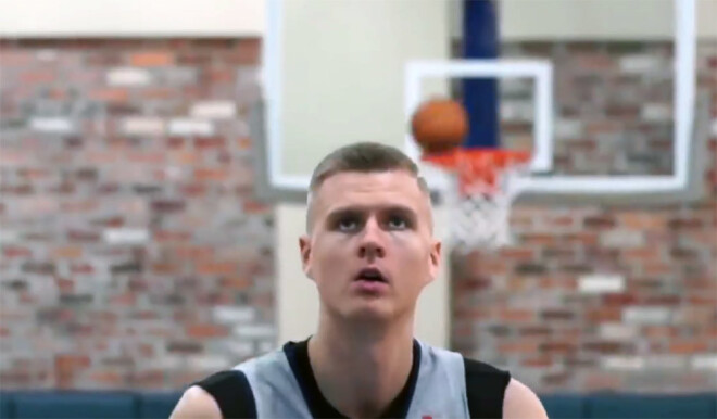 Kristaps Porziņģis piedalījās pirmajā "Mavericks" treniņā. 