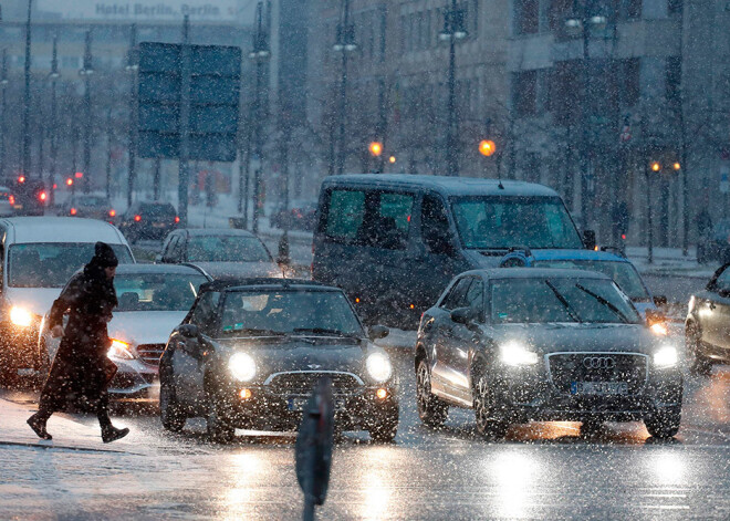 Vācieši negrasās atteikties no saviem automobiļiem klimata dēļ