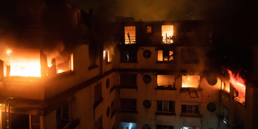 Izcēlies ugunsgrēks daudzstāvu mājā prestižā Parīzes rajonā: 10 bojāgājušie un daudz ievainoto