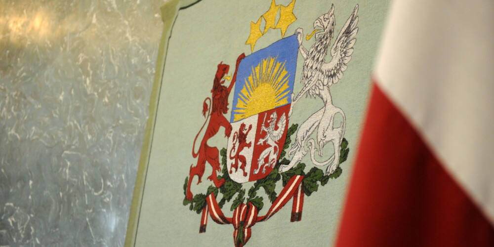Bažās par patriotisma izpausmju ierobežošanu Saeimas komisija "pietur" izmaiņas likumos par valsts ģerboni un himnu