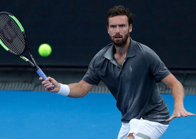 Gulbis ar 14 "eisiem" un uzvaru divos setos iekļūst Monpeljē turnīra otrajā kārtā