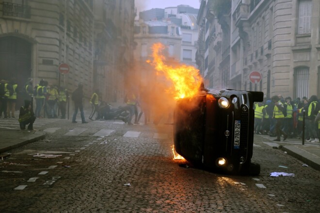 "Dzelteno vestu" vardarbīgie protesti Parīzē.