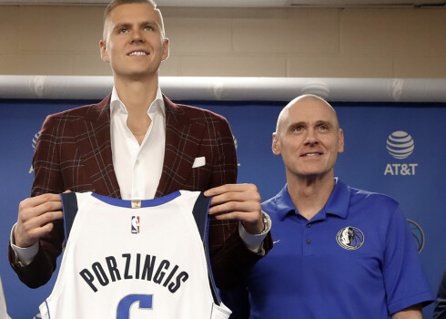 Kristaps Porziņģis ar "Mavericks" galveno treneri Riku Kārlailu.